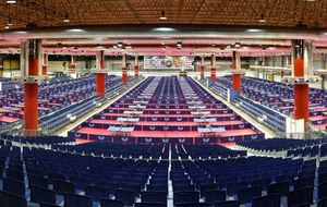 Salle gigantesque avec 200 tables